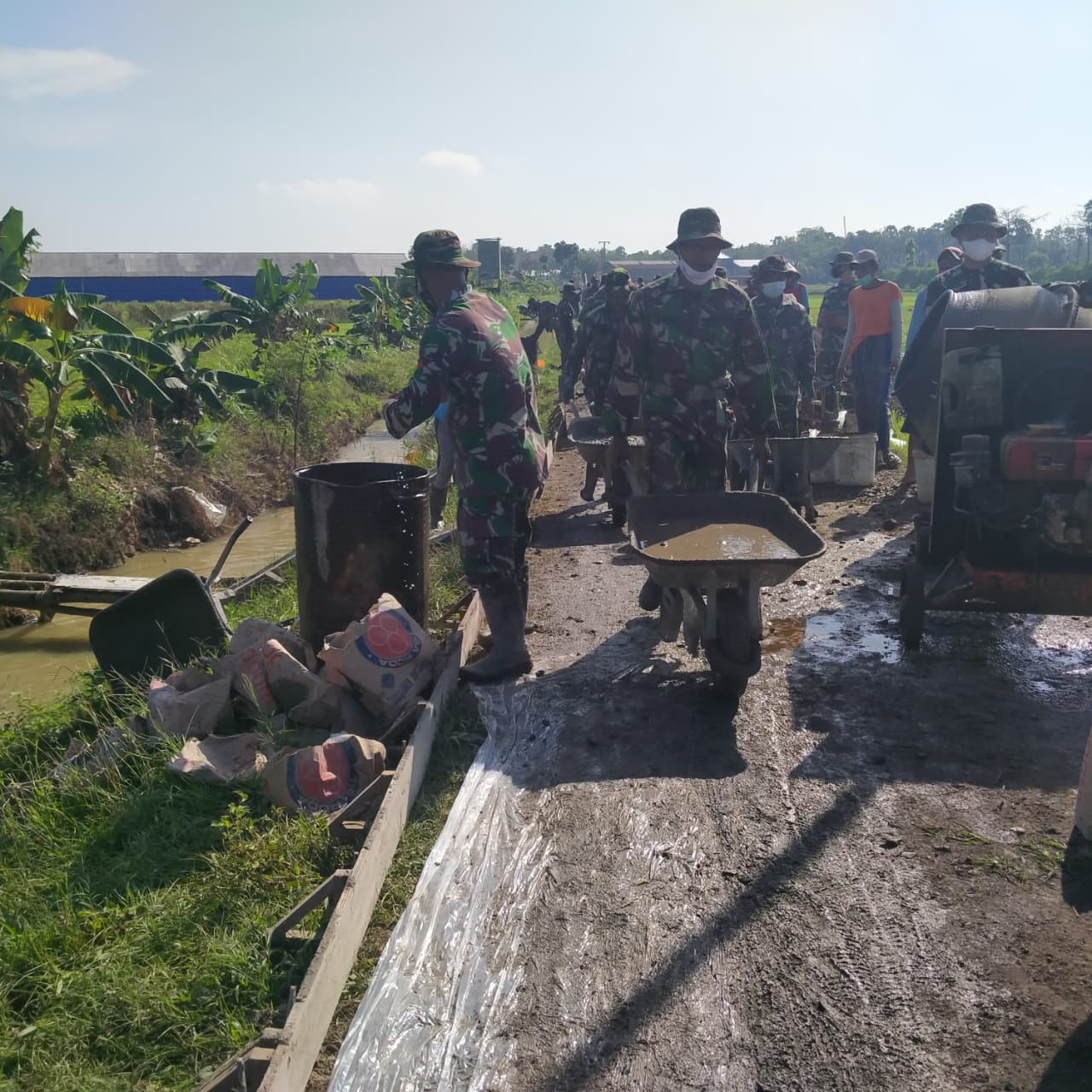 Jalan Desa Sasaran TMMD, Riuh Ramai Oleh Anggota Satgas Dan Warga