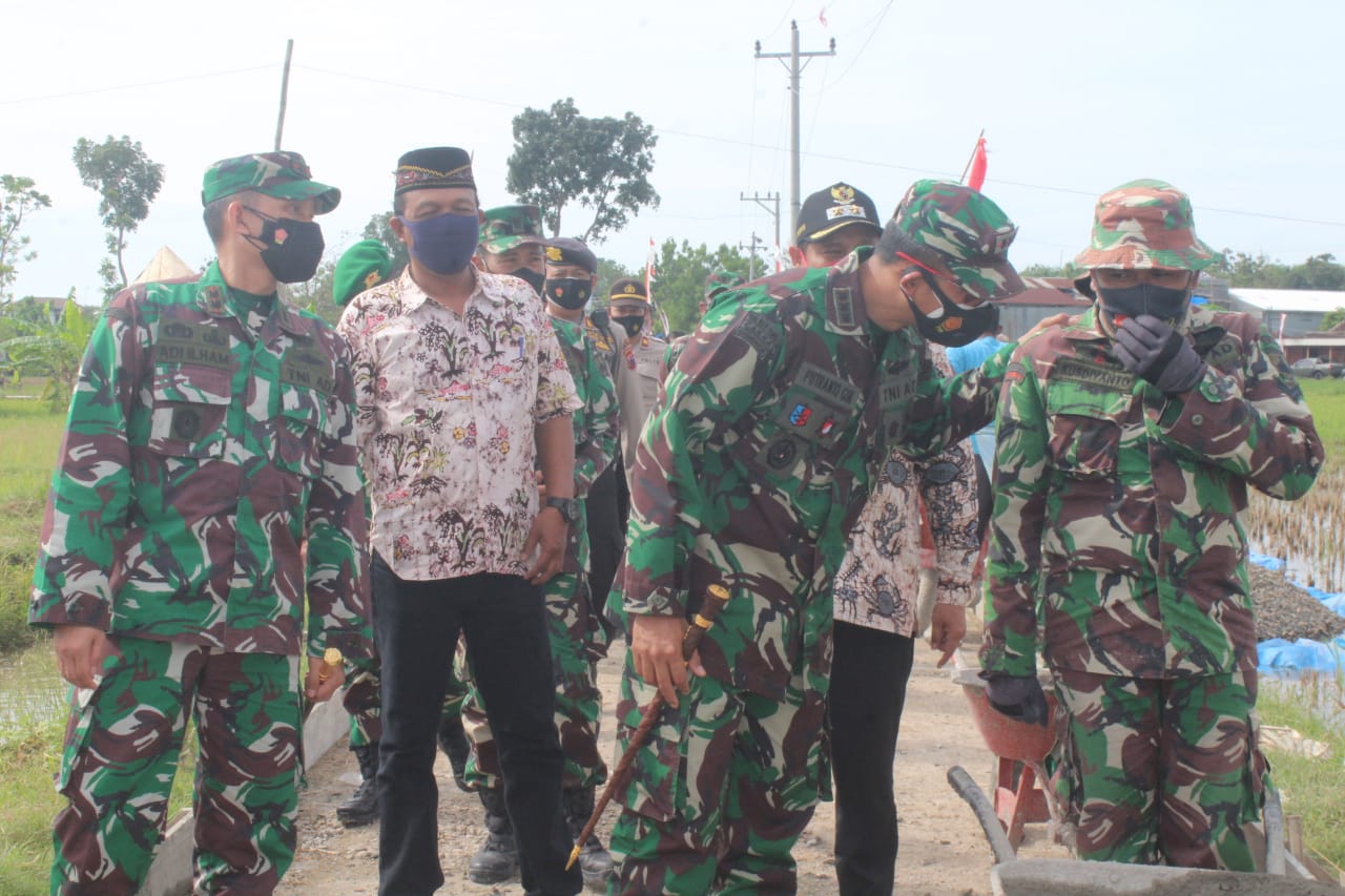 Tinjau Betonisasi Jalan,Danrem Berikan Motivasi Kepada Anggota Satgas