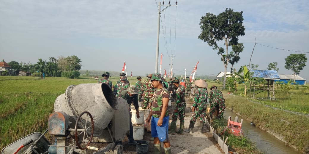 Seiring Berjalannya Kegiatan TMMD, Anggota TNI Menjadi Bagian Dari Warga Desa