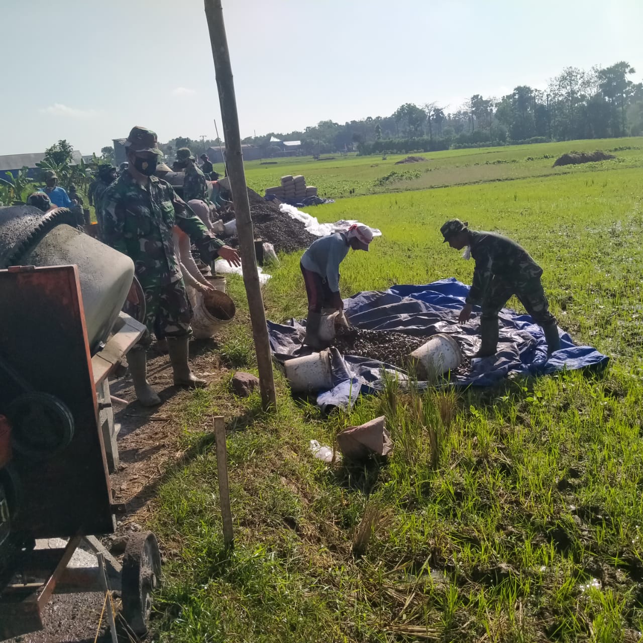 Gunungan Batu Koral Ludes Dibuat Campuran Adukan Beton Oleh Anggota Satgas TMMD