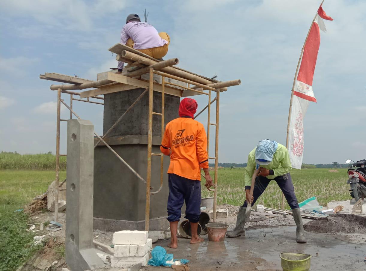 Terus Kebut Pembuatan Tugu Prasasti TMMD Kodim Pati Di Tamansari