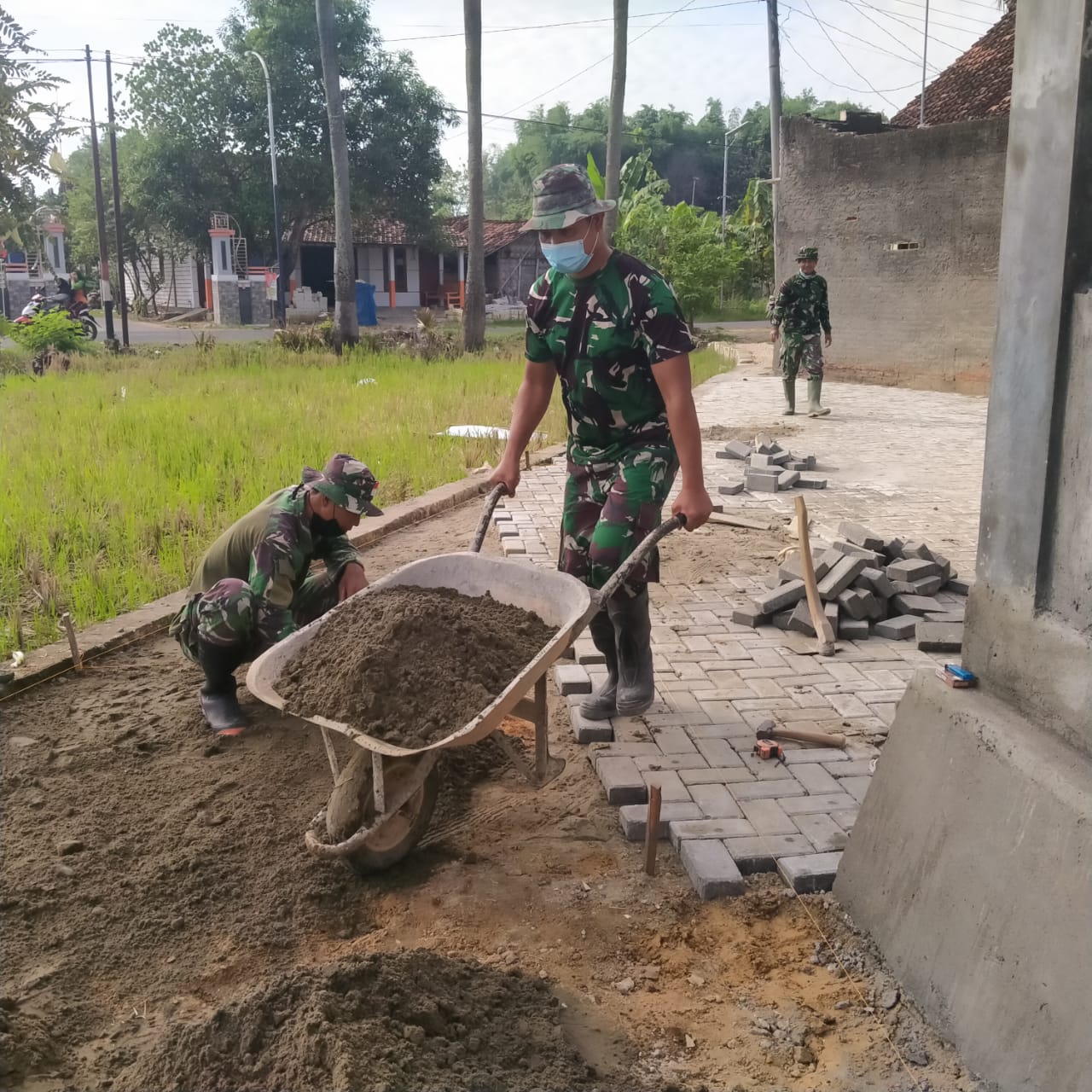 Pembangunan Lantai Pelataran Halaman Masjid Baitul Muttaqin Desa Tamansari Dilakukan Anggota Satgas Pembangunan Lantai Pelataran Halaman Masjid Baitul Muttaqin Desa Tamansari Dilakukan Anggota Satgas