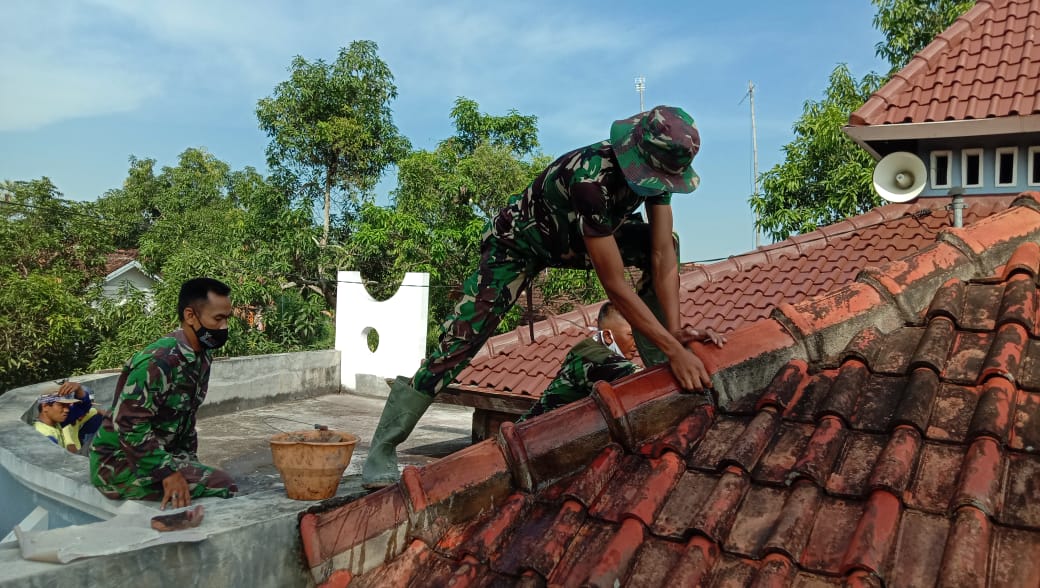 Keberanian Anggota TNI Lakukan Pengecatan Atap Genteng Masjid “Baitul Muttaqin”