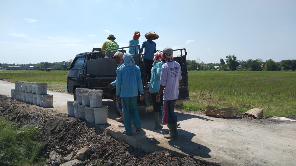 Agar awet, Jalan Yang Baru Selesai Dibangun Dirawat Oleh Warga