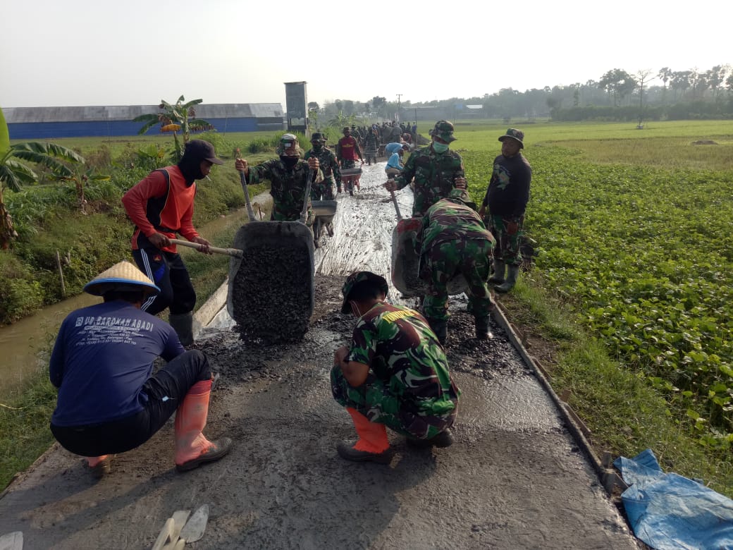 Manfaatkan Cuaca Cerah Satgas TMMD Kembali Kebut Pekerjaan Betonisasi