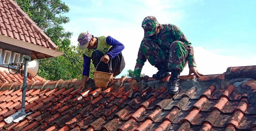 Pengecatan Genteng Masjid Baitul Muttaqin Desa Tamansari