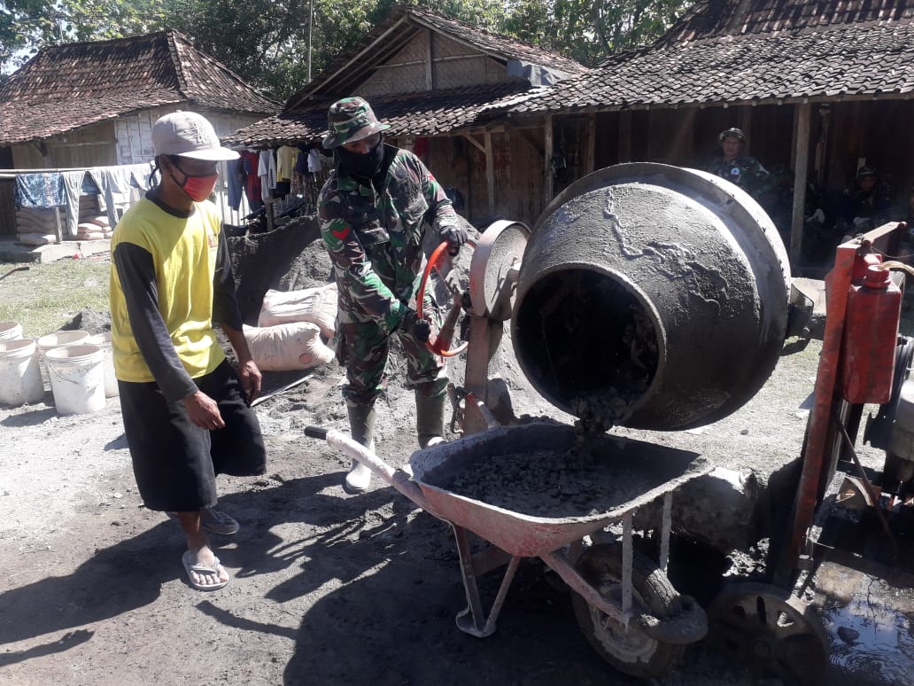 Kesetiaan Dan Semangat Mbah Darmo, di Pengecoran Jalan TMMD Reg 111 Kodim Pati