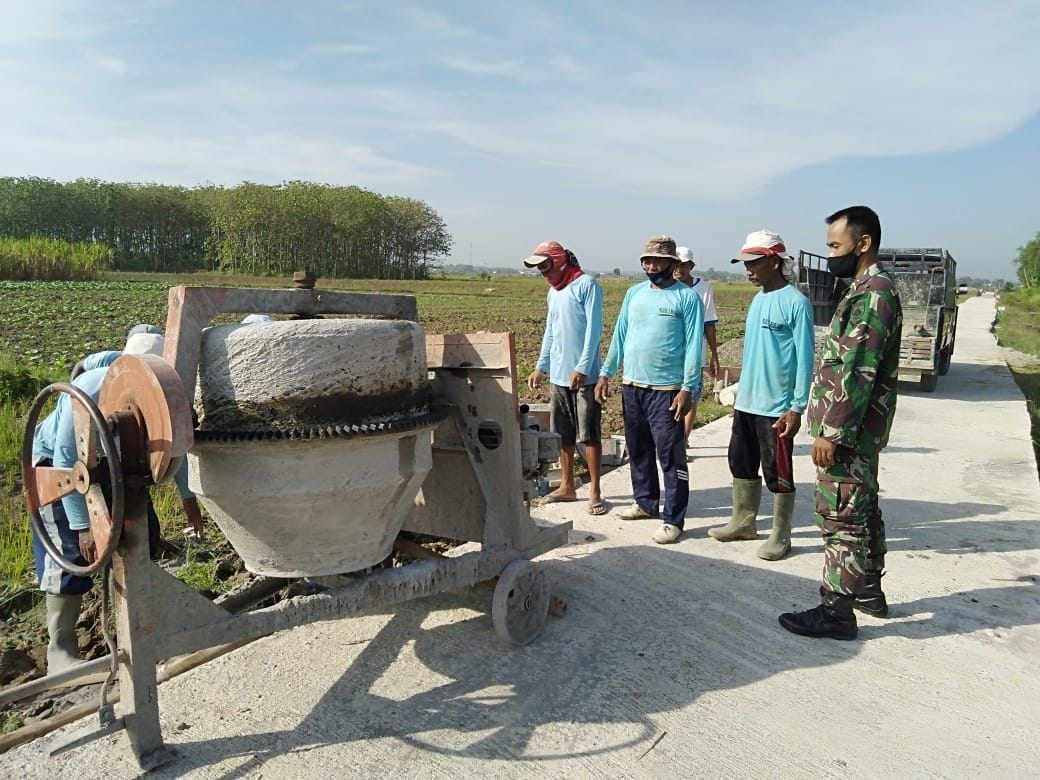 Satgas TMMD Bersama Warga Beres Beres Jalan Pasca Dicor