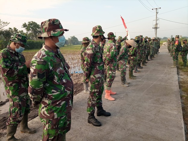 Semangat Tetep Terjaga Meskipun Jelang Akhir Pengecoran Jalan