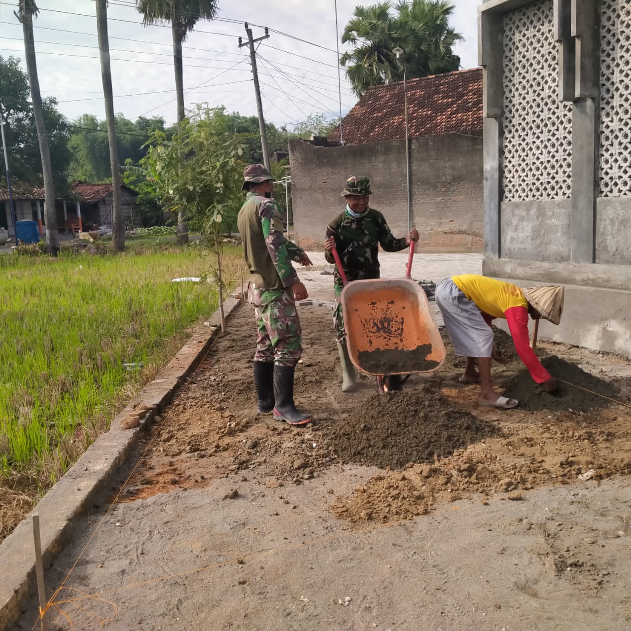 Pembangunan Teras Masjid Baitul Muttaqin Gunakan Batu Bata Paving, Pasir Sebagai Alasnya