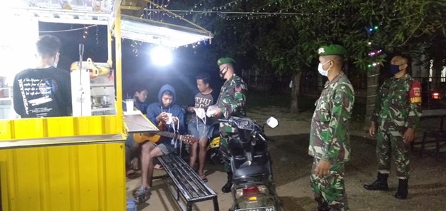 Anggota Satgas TMMD Laksanakan Patroli Malam Bersama Babinsa Desa Tamansari