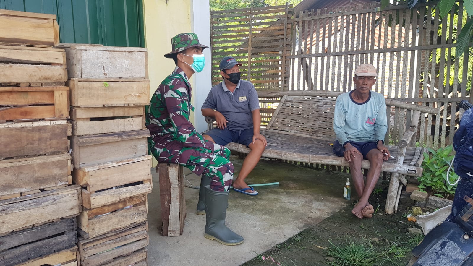 Sebelum Berangkat Bekerja Satgas TMMD Bersama Warga Mengobrol Sambil Duduk Santai Sebelum Berangkat Bekerja Satgas TMMD Bersama Warga Mengobrol Sambil Duduk Santai