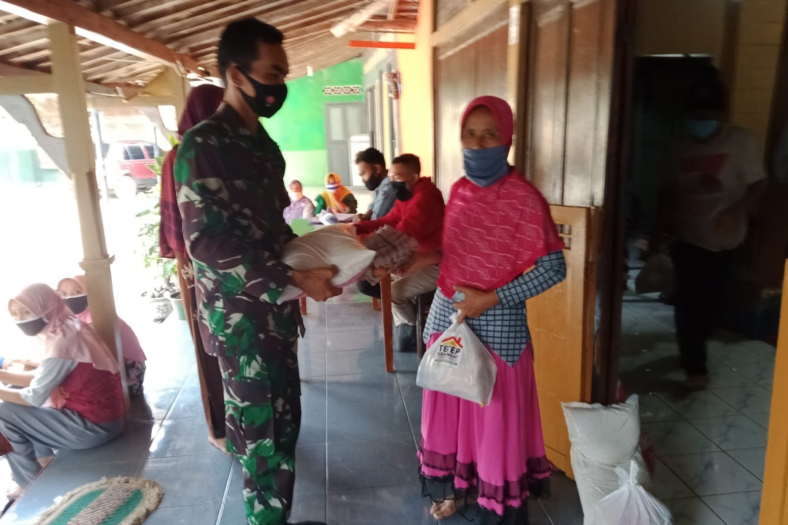Kepedulian Anggota Satgas Kepada Warga Ditengan Pandemi Covid-19 Kepedulian Anggota Satgas Kepada Warga Ditengan Pandemi Covid-19