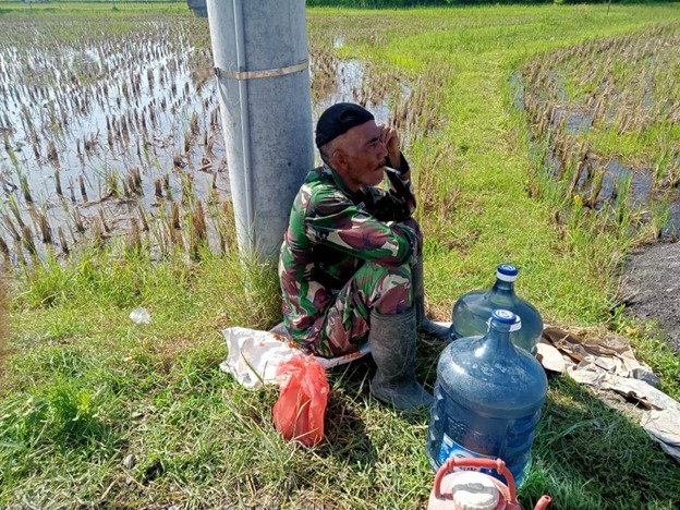 Demi Tugas TMMD, Istirahat pun Dilakukan di Bawah Tiang Listrik