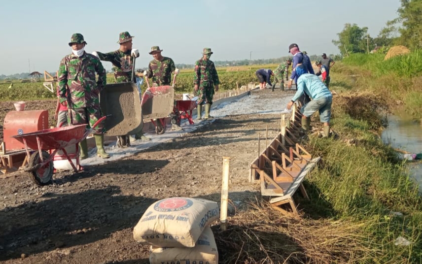 Komandan Satgas Tekankan Pengerjaan Sasaran Fisik TMMD Sesuai Dengan RAB Komandan Satgas Tekankan Pengerjaan Sasaran Fisik TMMD Sesuai Dengan RAB