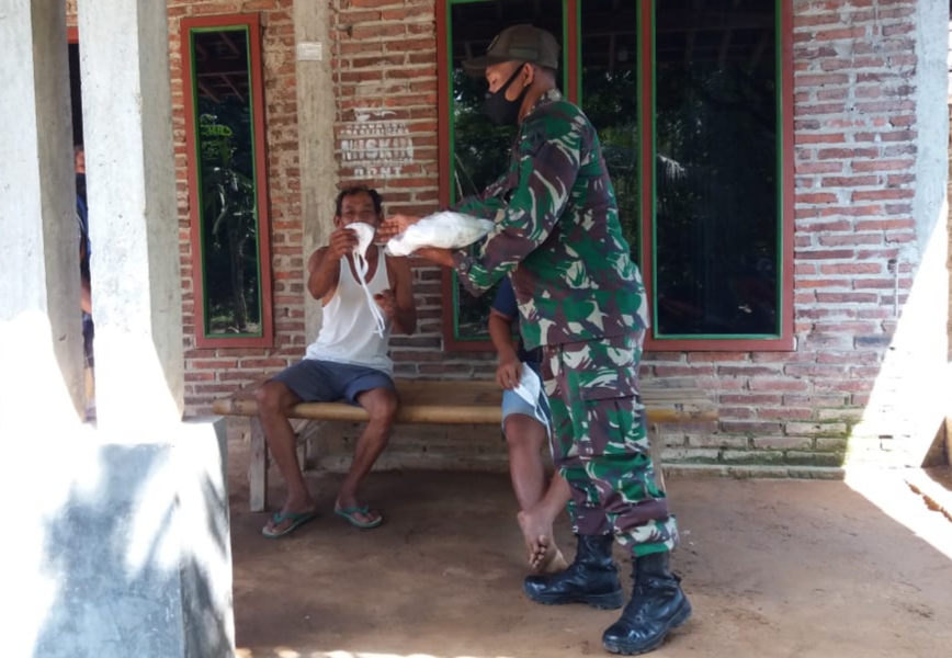 Sampaikan Himbauan Prokes Dan Bagikan Masker Kepada Masyarakat Sampaikan Himbauan Prokes Dan Bagikan Masker Kepada Masyarakat