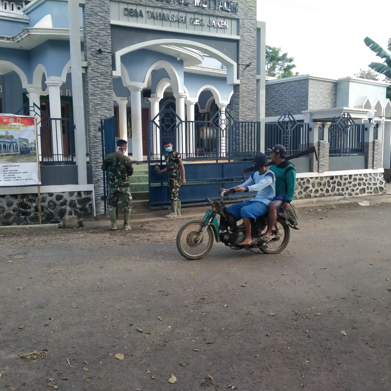 Keakraban Antara Warga dengan Anggota TNI Terlihat Saat Kerja Bhakti Di Masjid Baitul Muttaqin Keakraban Antara Warga dengan Anggota TNI Terlihat Saat Kerja Bhakti Di Masjid Baitul Muttaqin