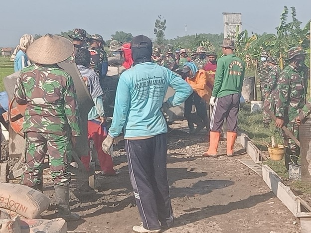 Gotong Royong Dalam TMMD, Menjadikan Pembangunan Cepat Selesai Gotong Royong Dalam TMMD, Menjadikan Pembangunan Cepat Selesai