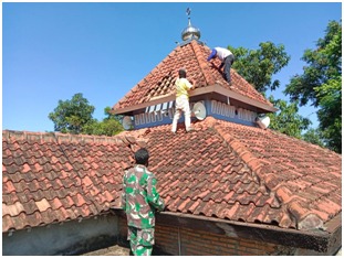 Panasnya Terik Mentari tidak Mematahkan Semangat Untuk Merenofasi Atap Masjid