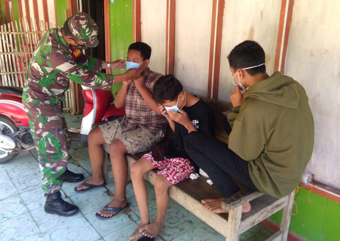 TNI Satgas TMMD Tanamkan Kesadaran Warga Patuhi Prokes TNI Satgas TMMD Tanamkan Kesadaran Warga Patuhi Prokes