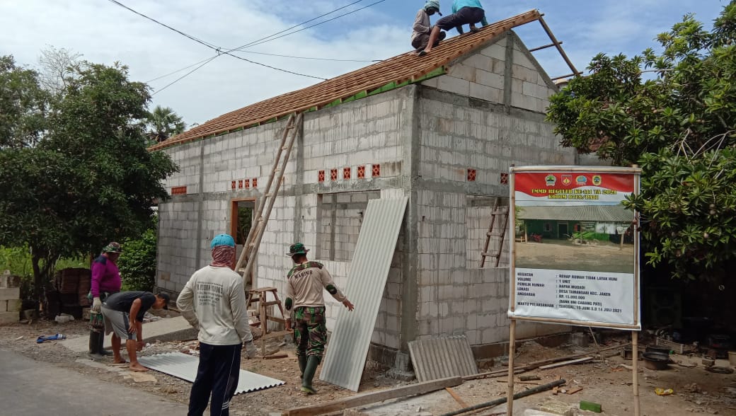 Merangkai Kerangka Atap Rumah Butuh Ketelitian Dan Ukuran Yang Pas