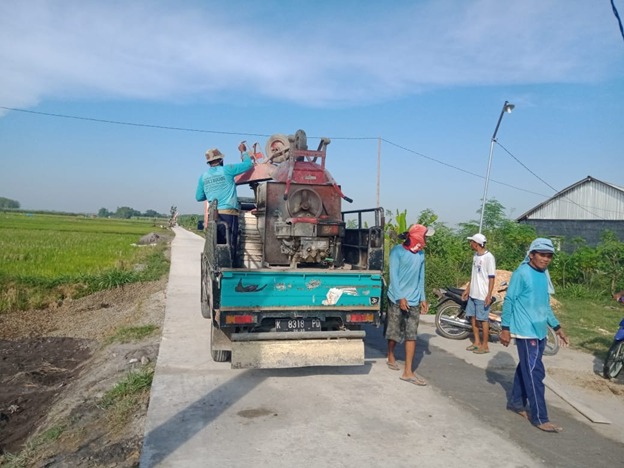 Satgas TMMD Bersama Warga Kebut Proses Finishing Pengecoran Jalan