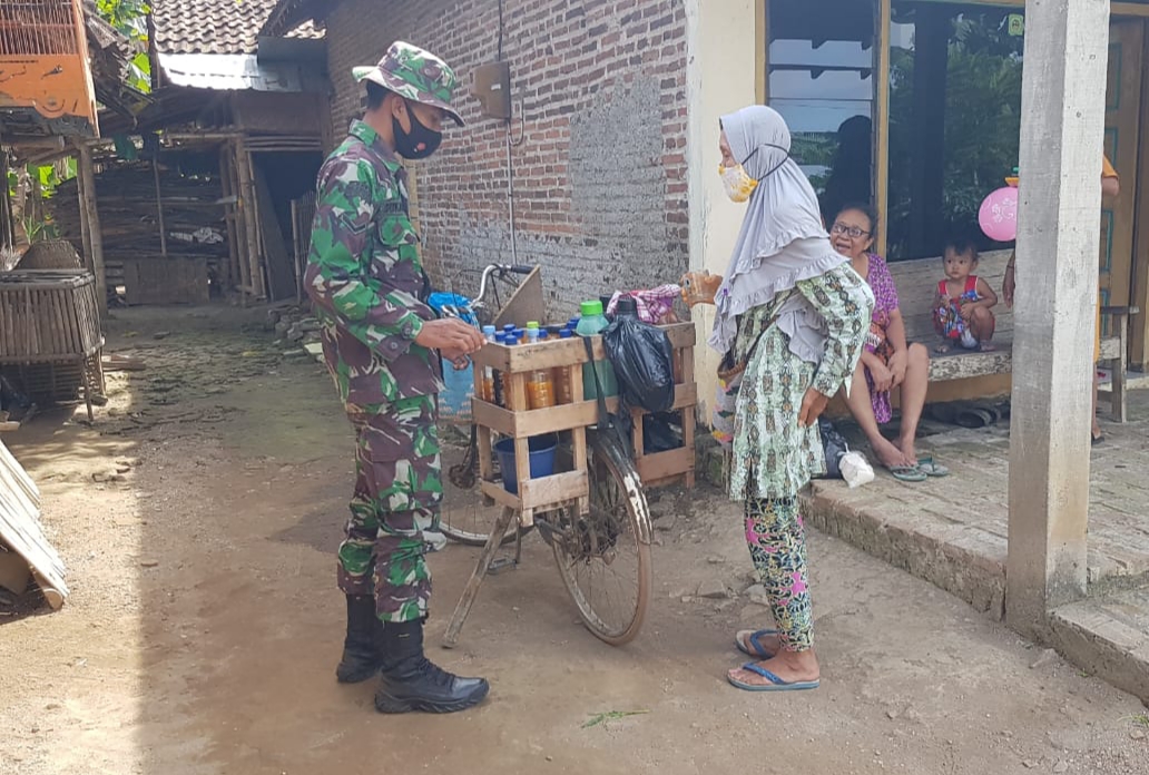 Anggota Satgas TMMD Juga Menjalin Keakraban Dengan Pedagang Jamu,