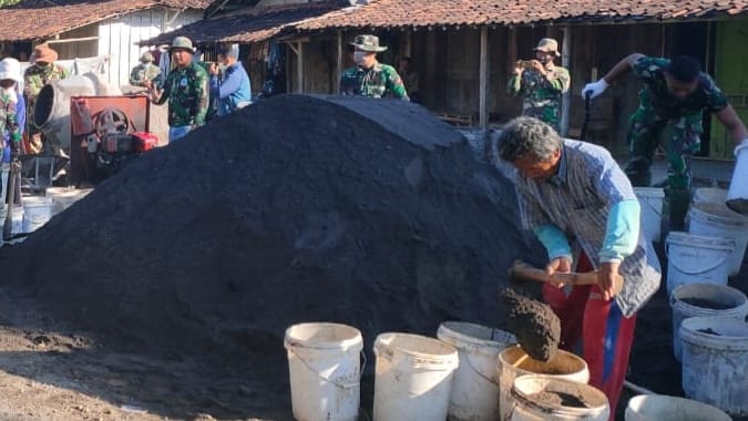 Semangat Bekerja Mbah Slamet Selama Pelaksanaan TMMD Kodim Pati