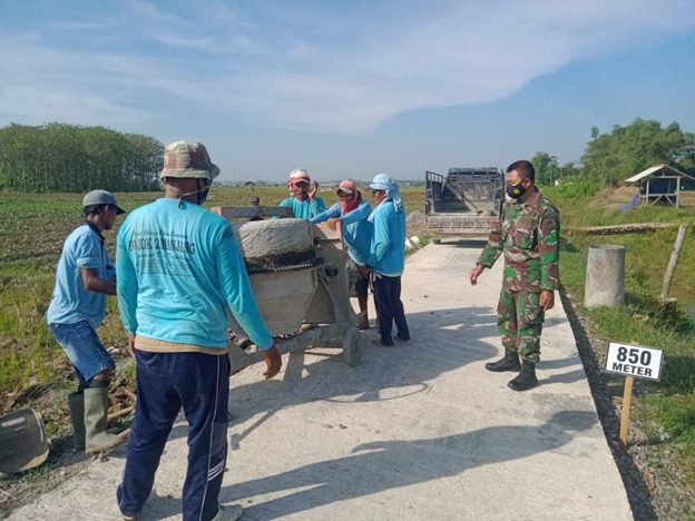 Semangat Warga Desa Tamansari Laksanakan Proses Finishing Pengecoran Jalan