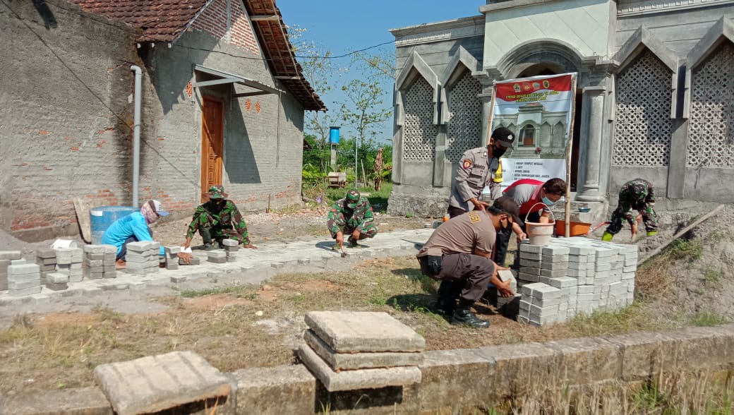 Gotong Royong Rehab Musholla Nurul Amin Salah Satu Wujud Sinergitas TNI – Polri Gotong Royong Rehab Musholla Nurul Amin Salah Satu Wujud Sinergitas TNI – Polri