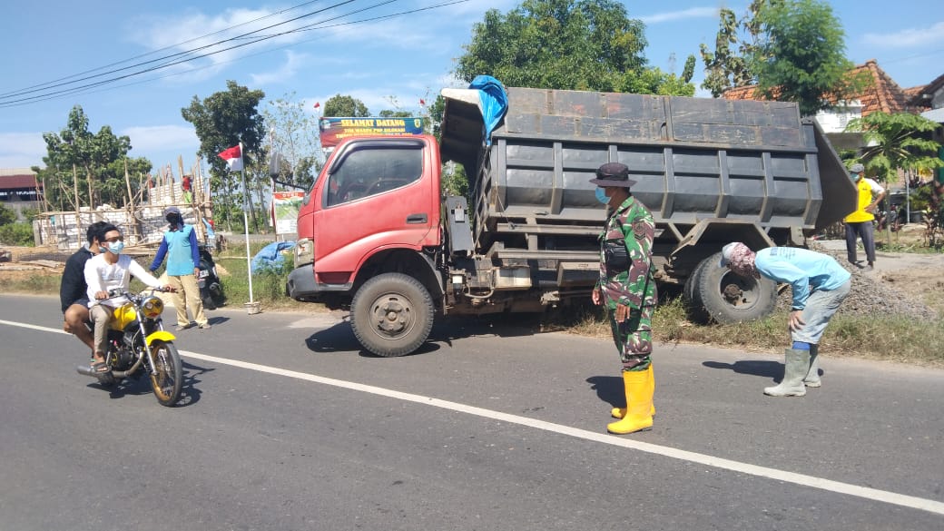 Atur Jalan Biar Aman Saat Truk Bongkar Material