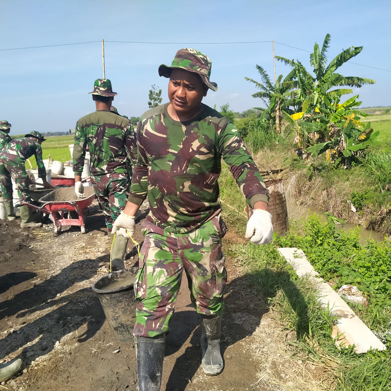 Proses Pembuatan Adukan Di awali Dengan Pengisian Air Ke Tungku Molen Proses Pembuatan Adukan Di awali Dengan Pengisian Air Ke Tungku Molen