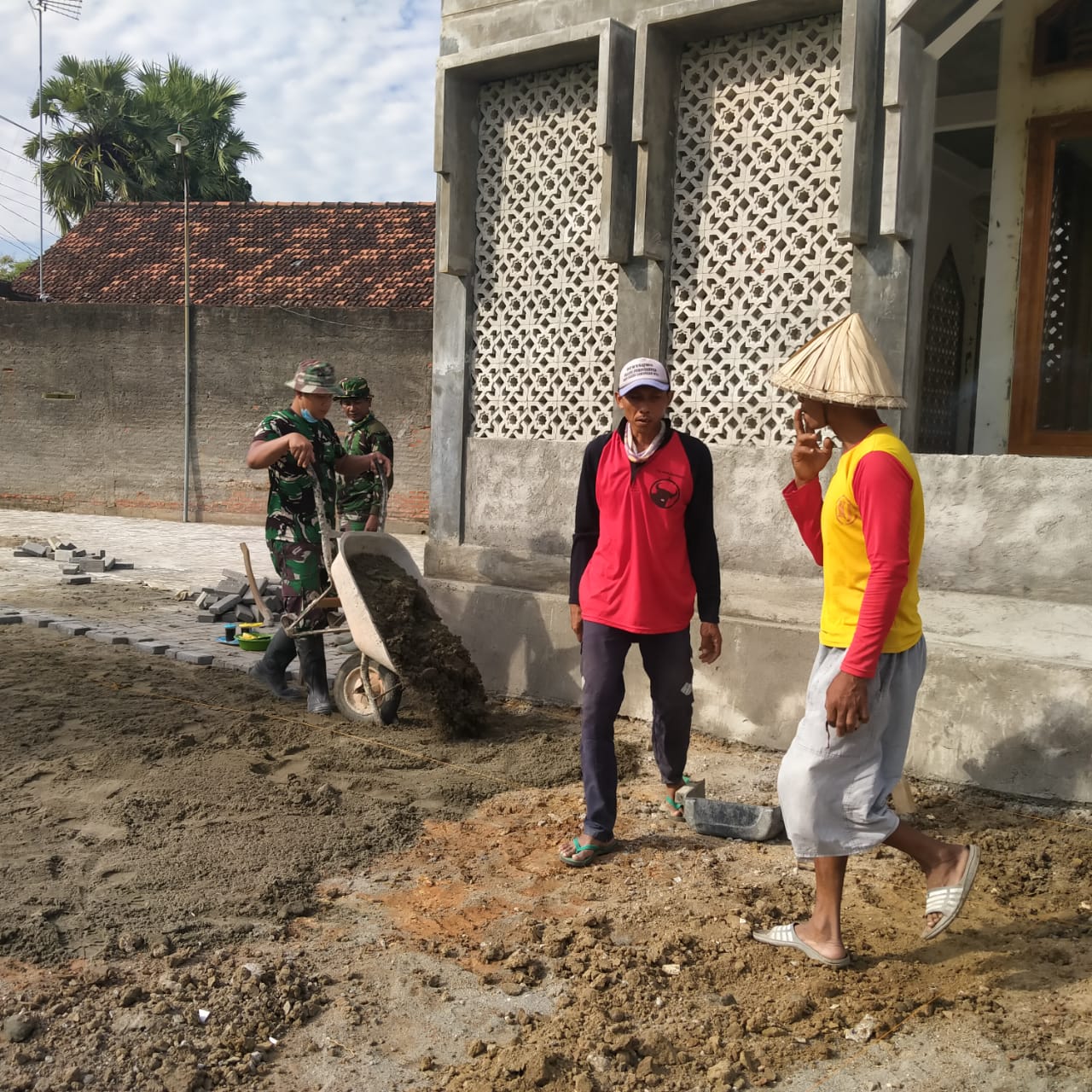 Dasaran Pembangunan Lantai Pelataran Masjid Desa Menggunakan Pasir Dasaran Pembangunan Lantai Pelataran Masjid Desa Menggunakan Pasir