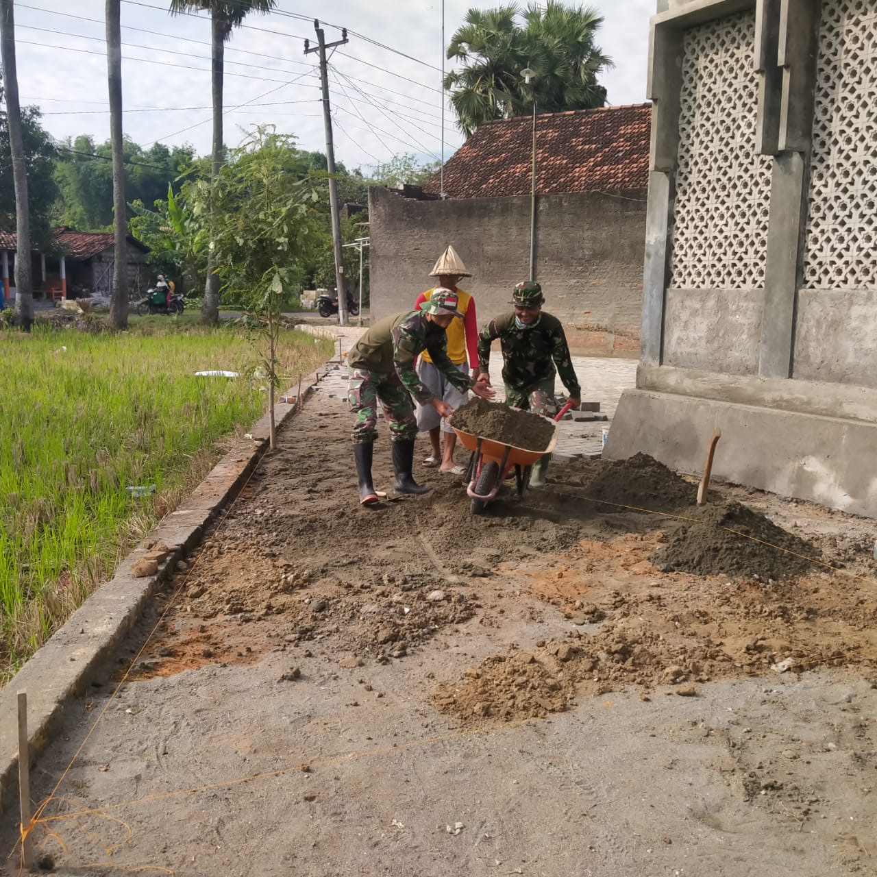 Anggota TNI dan Warga Saling Bantu Demi Sukseskan Rehap Pelataran Masjid Baitul Muttaqin