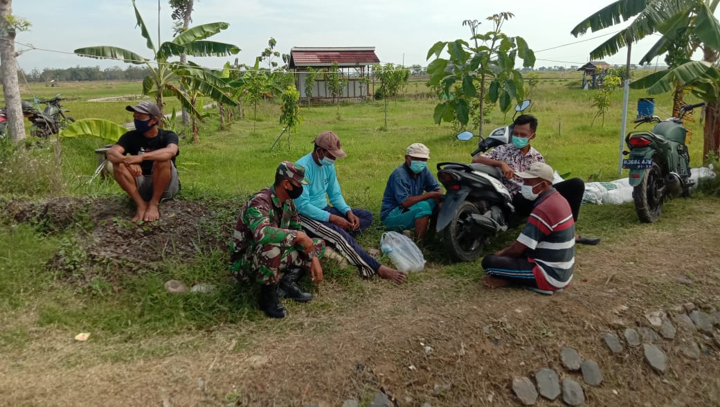 Jalin Silaturahmi Dengan Komsos di Lokasi TMMD