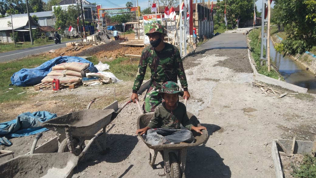 Melihat Senyum Ceria Anak-Anak Desa Tamansari Naik Angkong di Lokasi TMMD