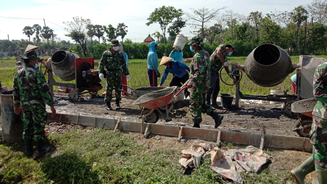 Semangat Tinggi Anggota Satgas TMMD Membuat Mesin Molen Terus Bergoyang