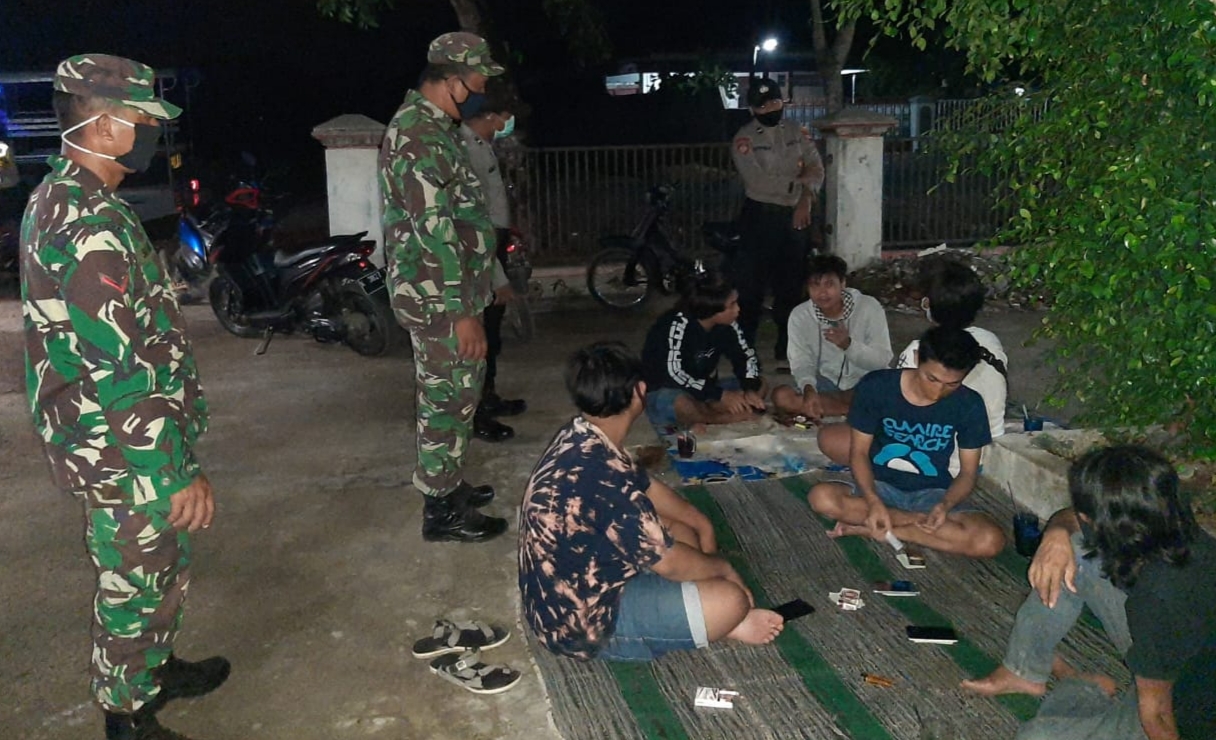 Tidak Hanya Siang, Malam Pun TNI Satgas Tetap Himbau Warga Patuhi Prokes Tidak Hanya Siang, Malam Pun TNI Satgas Tetap Himbau Warga Patuhi Prokes