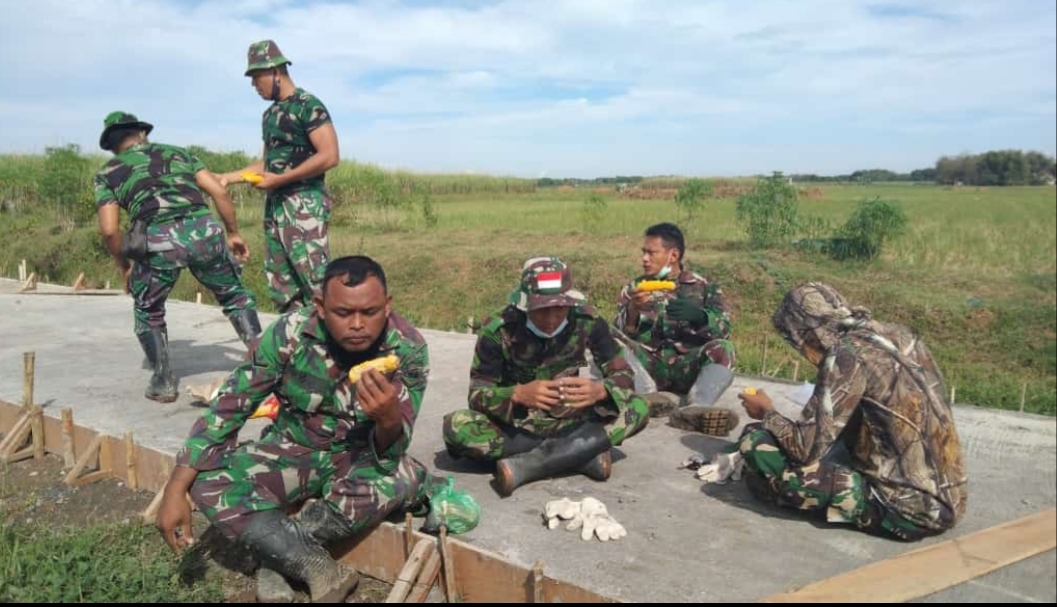 Anggota Satgas TMMD Menikmati Hidangan Jagung Rebus di Lokasi Rabat Beton. Anggota Satgas TMMD Menikmati Hidangan Jagung Rebus di Lokasi Rabat Beton.