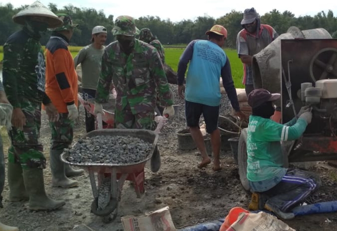 Keahlian Sertu Karyono Memperbaiki Mesin Penggerak Molen Cor