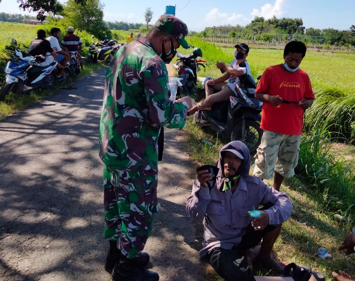 Pelda Sumarno Bagikan Masker Ke Warga Masyarakat Desa Tamansari