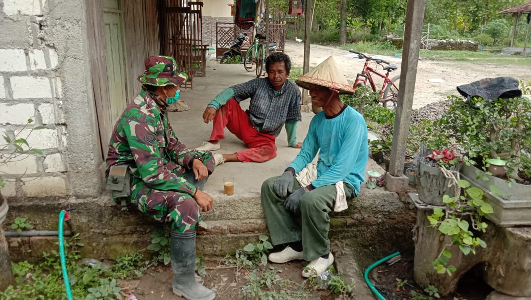 Anggota Satgas TMMD Komsos Guna Tumbuhkan Ikatan Persaudaraan