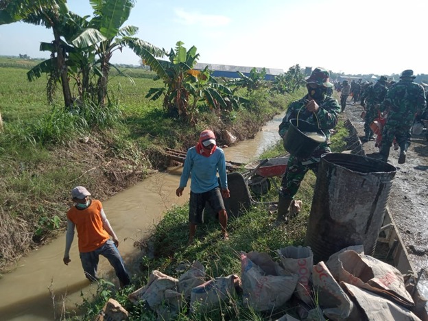 Bersama Warga Terus Kebut Proses Pengerjaan Pengecoran Jalan Di Desa Tamansari Bersama Warga Terus Kebut Proses Pengerjaan Pengecoran Jalan Di Desa Tamansari