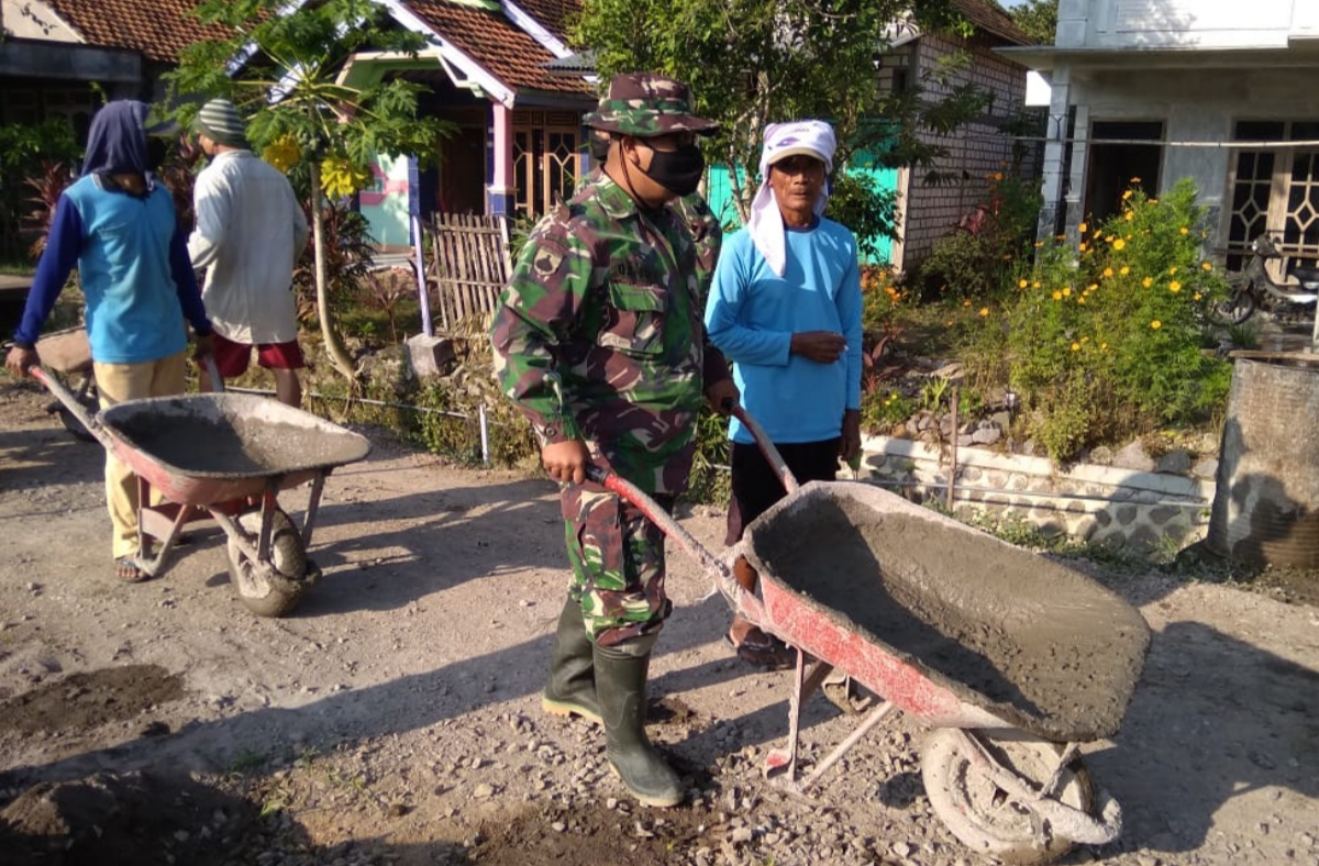 Anggota Satgas Sedikit Santai, Pengecoran jalan Nyaris Kelar