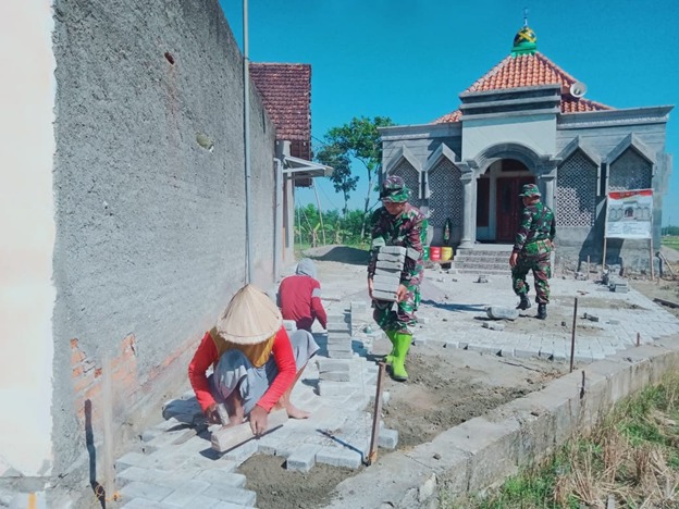Pemasangan Paving Block Dihalaman Mushola Nurul Iman Desa Tamansari