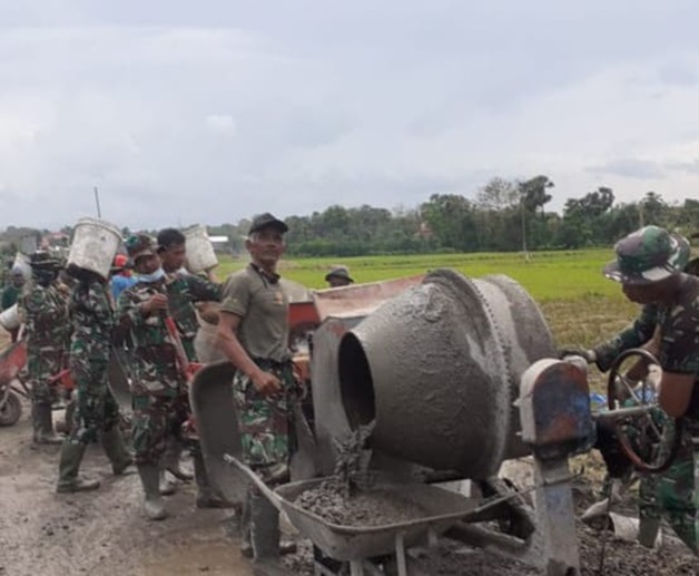 Camat Jaken Puji Totalitas Kinerja Satgas Dalam Setiap Kegiatan TMMD Reg 111