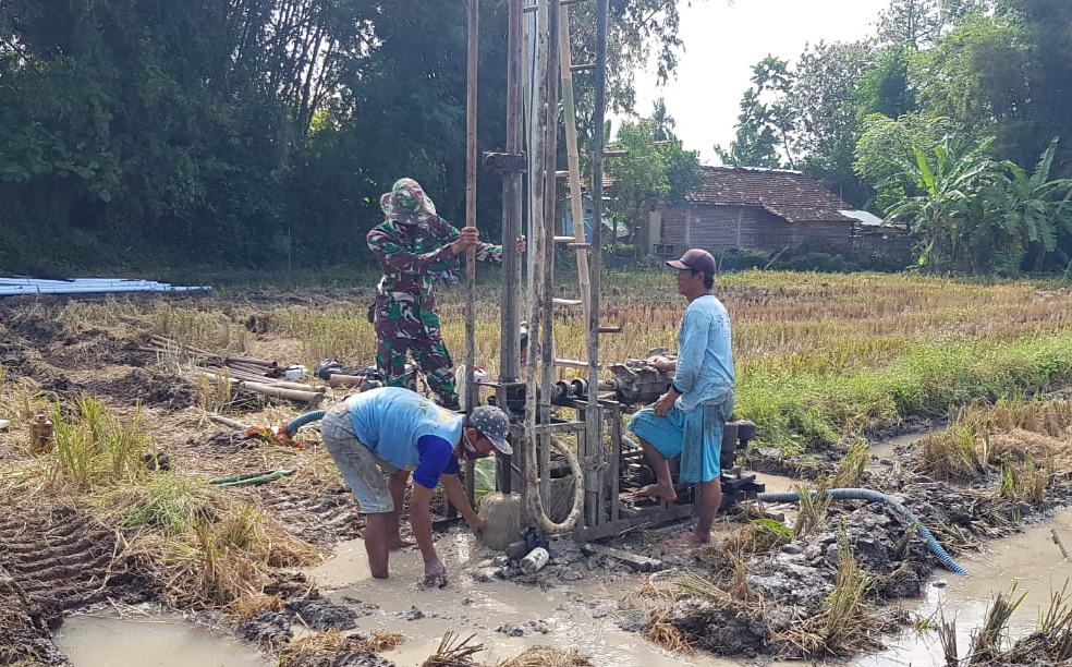 Petani Tamansari Patungan Membuat Sumur Bor