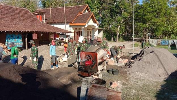 Semangat Juang Anggota TMMD Jadi Contoh Warga Desa Tamansari