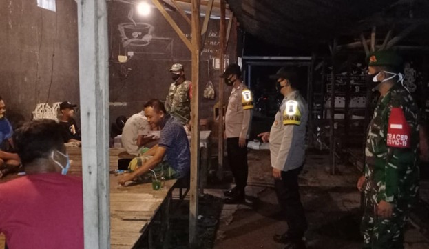 Anggota Satgas TMMD Bersama Babinsa dan Babinkamtikmas Desa Tamansari Laksanakan Patroli Malam Anggota Satgas TMMD Bersama Babinsa dan Babinkamtikmas Desa Tamansari Laksanakan Patroli Malam
