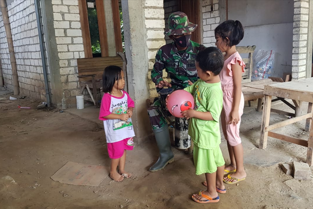 Anak-anak Desa Tamansari Sudah Terbiasa Dengan Kehadiran TNI